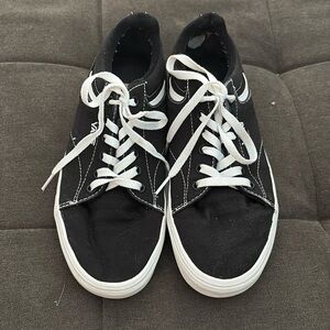 Vans Old Skool Women’s Black and White Sneaker size 9